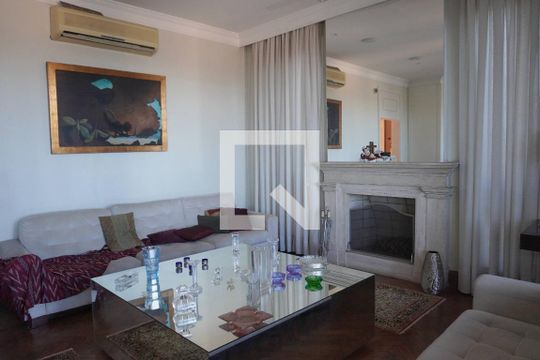 Sala de casa de condomínio para alugar com 4 quartos, 450m² em Parque Sinai, Santana de Parnaíba