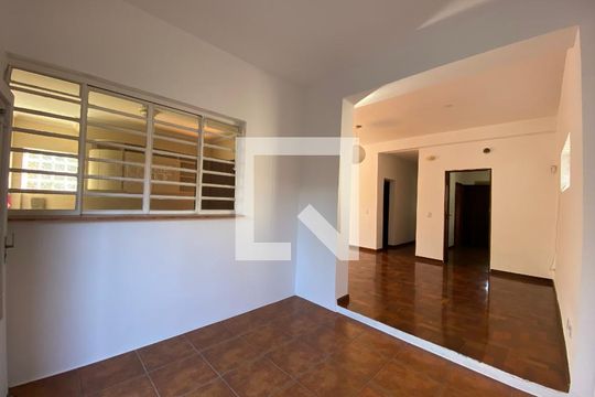 Casa para alugar com 5 quartos, 247m² em Vila Ipojuca, São Paulo