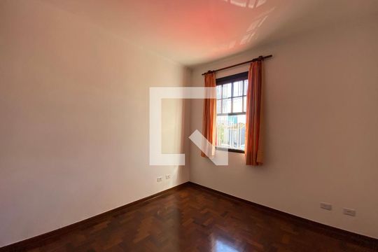 Casa para alugar com 5 quartos, 247m² em Vila Ipojuca, São Paulo