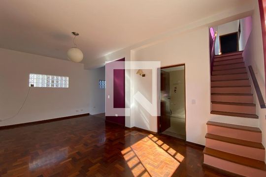 Casa para alugar com 5 quartos, 247m² em Vila Ipojuca, São Paulo