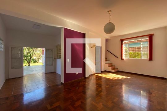 Casa para alugar com 5 quartos, 247m² em Vila Ipojuca, São Paulo