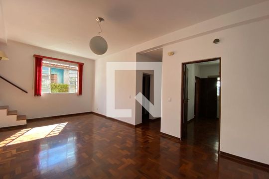 Casa para alugar com 5 quartos, 247m² em Vila Ipojuca, São Paulo