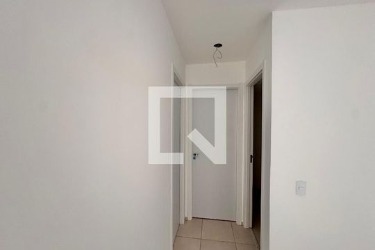 Corredor de apartamento para alugar com 2 quartos, 45m² em Recreio dos Bandeirantes, Rio de Janeiro