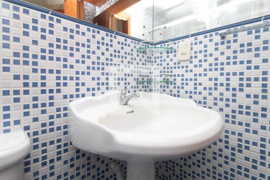 Banheiro de apartamento à venda com 1 quarto, 38m² em Santo Antônio, Porto Alegre