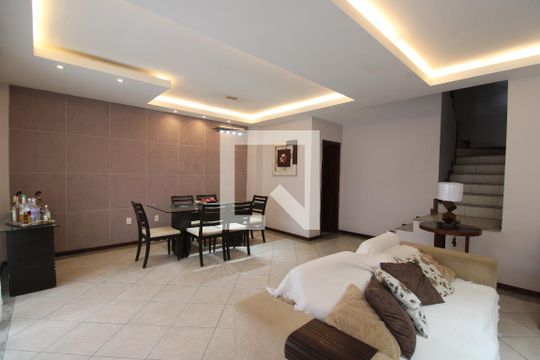 Sala de casa de condomínio à venda com 4 quartos, 215m² em Jacarepaguá, Rio de Janeiro