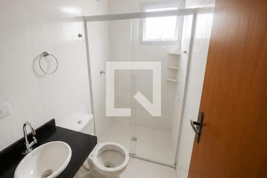 Banheiro de casa de condomínio para alugar com 2 quartos, 56m² em Jardim Santo Alberto, Santo André