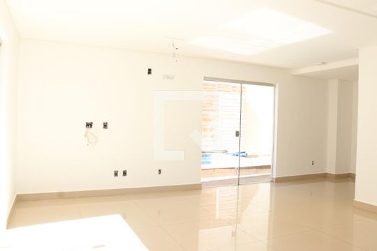 Casa à venda com 3 quartos, 105m² em Parque Amazonia, Goiânia