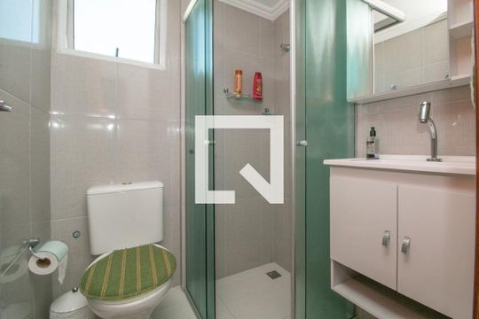 Banheiro de apartamento para alugar com 2 quartos, 64m² em Vila Bertioga, São Paulo