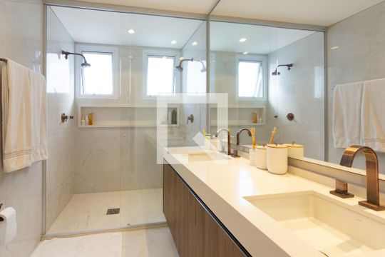 Banheiro da Suíte de apartamento à venda com 2 quartos, 112m² em Vila Nova Conceição, São Paulo
