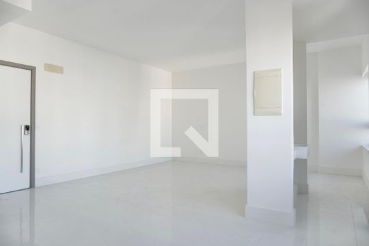 Sala e quarto  de kitnet/studio à venda com 1 quarto, 44m² em Savassi, Belo Horizonte