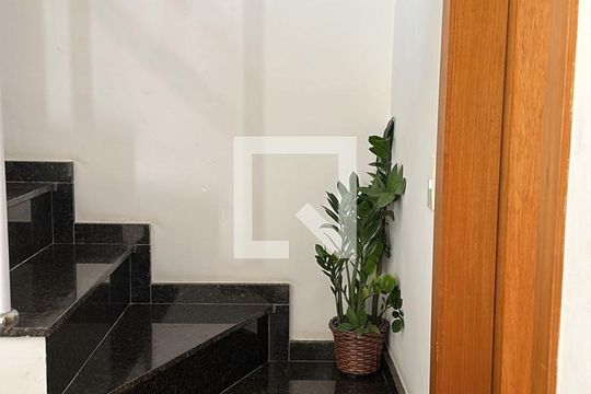 Escada de casa para alugar com 3 quartos, 90m² em Vila Gea, São Paulo