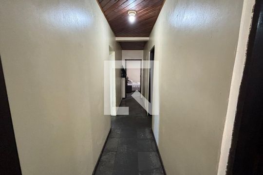 Corredor quartos  de casa à venda com 4 quartos, 388m² em Jardim São Luis, Barueri