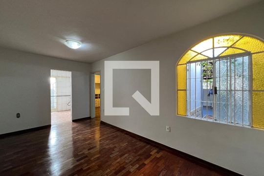 Sala 2 de casa à venda com 3 quartos, 180m² em Serrano, Belo Horizonte