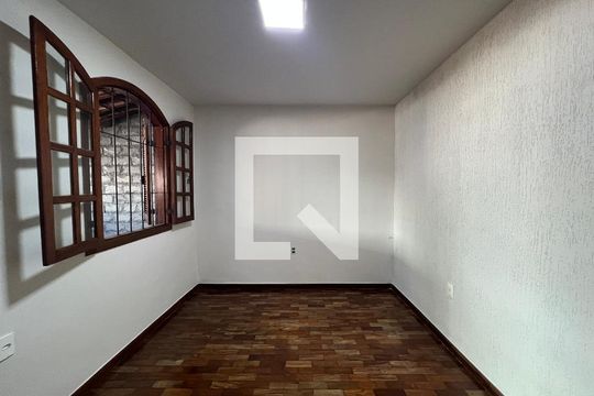 Casa à venda com 3 quartos, 180m² em Serrano, Belo Horizonte