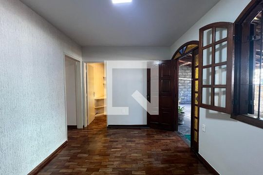 Casa à venda com 3 quartos, 180m² em Serrano, Belo Horizonte