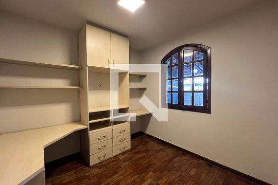 Casa à venda com 3 quartos, 180m² em Serrano, Belo Horizonte