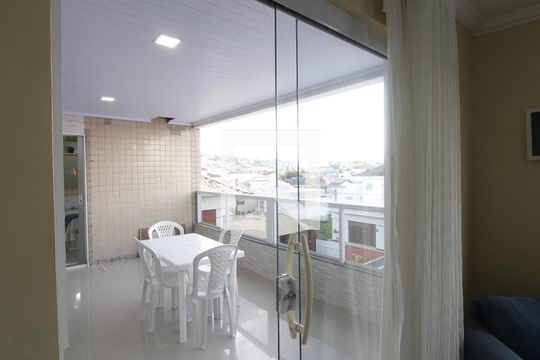 Sala de casa de condomínio para alugar com 4 quartos, 104m² em Ogiva, Cabo Frio