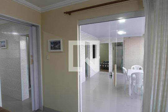Sala de casa de condomínio para alugar com 4 quartos, 104m² em Ogiva, Cabo Frio