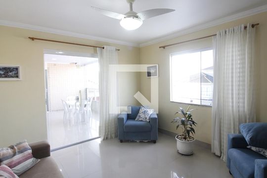 Sala de casa de condomínio para alugar com 4 quartos, 104m² em Ogiva, Cabo Frio