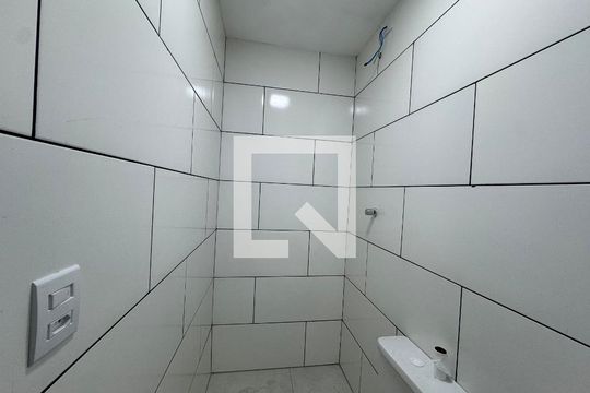 Banheiro de kitnet/studio para alugar com 1 quarto, 25m² em Km 18, Osasco