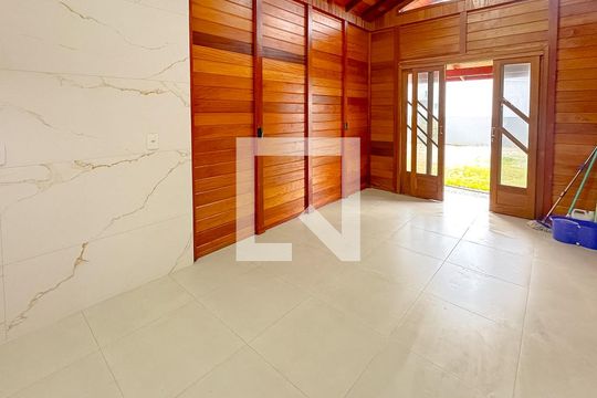 Sala de casa para alugar com 2 quartos, 42m² em Ingleses do Rio Vermelho, Florianópolis