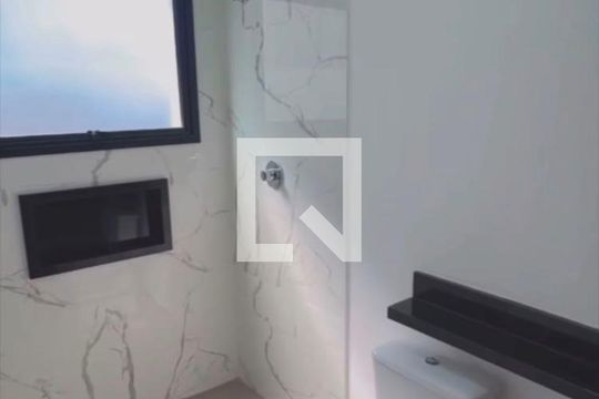 Banheiro de casa de condomínio para alugar com 3 quartos, 256m² em Condomínio Santa Adélia, Cotia