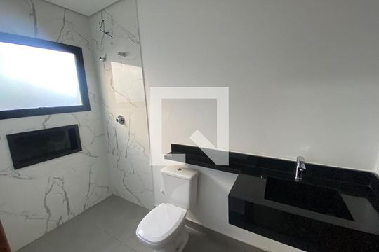 Banheiro de casa de condomínio para alugar com 3 quartos, 256m² em Condomínio Santa Adélia, Cotia