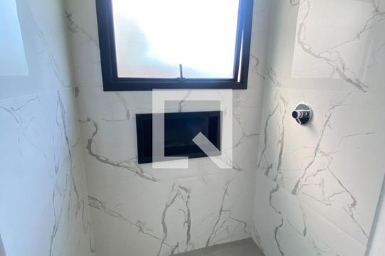 Banheiro de casa de condomínio para alugar com 3 quartos, 256m² em Condomínio Santa Adélia, Cotia