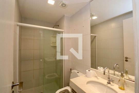 Banheiro de apartamento para alugar com 1 quarto, 54m² em Alphaville I, Salvador
