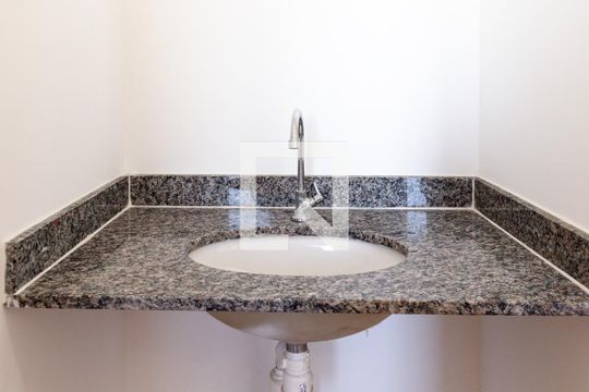 Banheiro de apartamento para alugar com 2 quartos, 37m² em Centro, Guarulhos