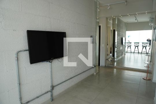 Sala de apartamento para alugar com 1 quarto, 60m² em Centro Empresarial Tamboré, Santana de Parnaíba