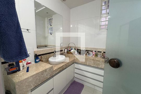 Banheiro da Suíte 2 de casa à venda com 4 quartos, 333m² em Jardim Atlantico, Goiânia