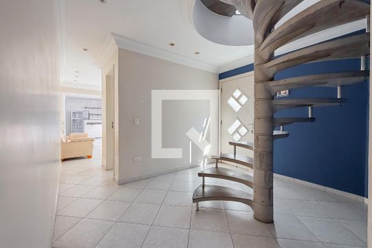Escada de casa para alugar com 2 quartos, 180m² em Jardim da Gloria, São Paulo