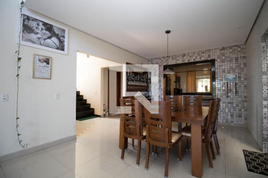 Sala 1 de casa para alugar com 6 quartos, 1200m² em Guará Ii, Brasília