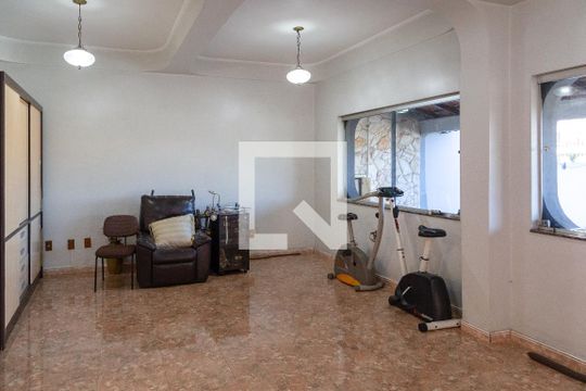 Sala de casa para alugar com 4 quartos, 371m² em Vila Rosalia, Guarulhos