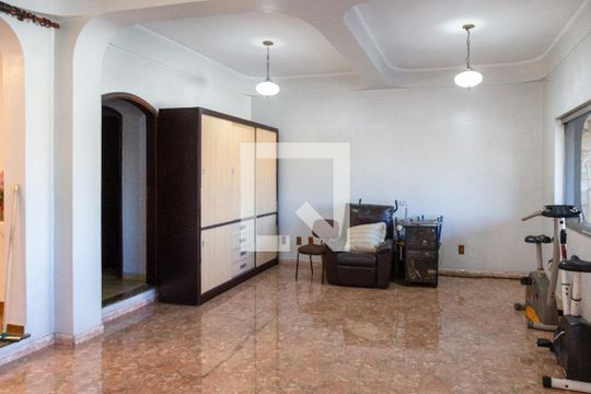 Casa para alugar com 4 quartos, 371m² em Vila Rosalia, Guarulhos