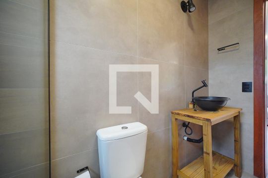 Banheiro de casa para alugar com 2 quartos, 81m² em Campeche Central, Florianópolis