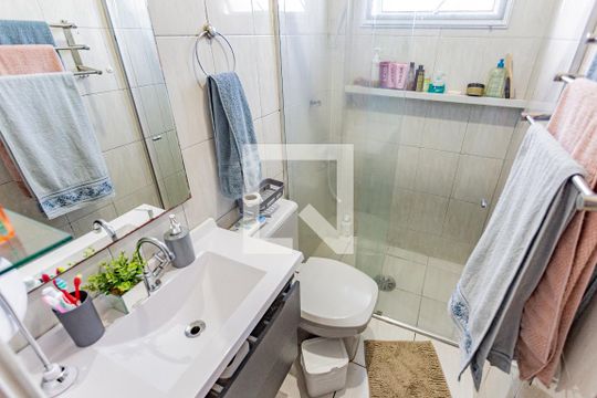 Banheiro de apartamento à venda com 2 quartos, 47m² em Vila Liviero, São Paulo