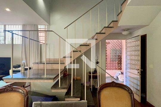 Escada de casa à venda com 3 quartos, 211m² em Sumaré, São Paulo