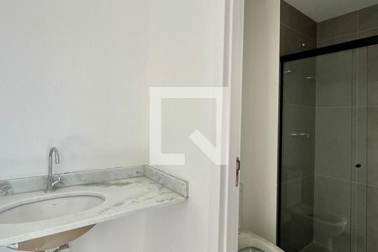 Banheiro de apartamento à venda com 1 quarto, 34m² em Parque Industrial, Campinas