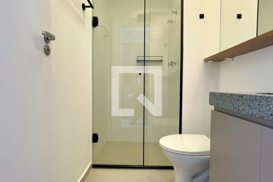 Banheiro de kitnet/studio para alugar com 1 quarto, 26m² em Pinheiros, São Paulo
