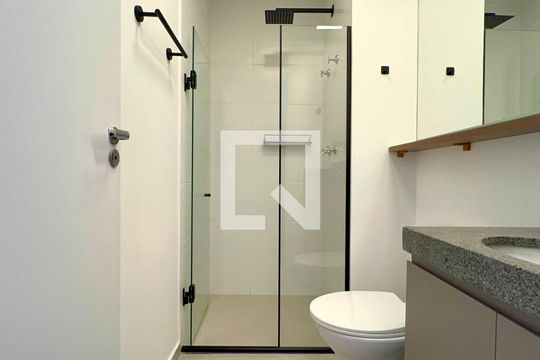 Banheiro de kitnet/studio para alugar com 1 quarto, 26m² em Pinheiros, São Paulo
