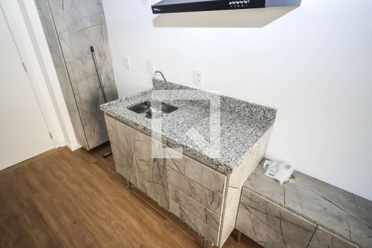 Cozinha de kitnet/studio para alugar com 1 quarto, 28m² em Liberdade, São Paulo