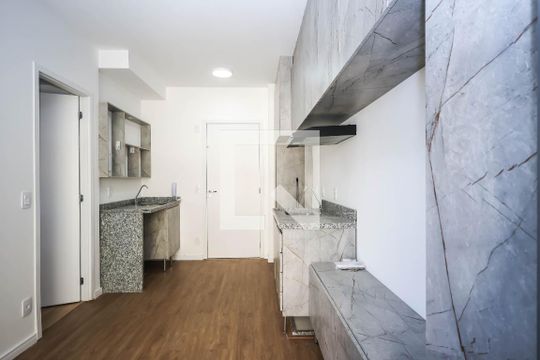 Cozinha de kitnet/studio para alugar com 1 quarto, 28m² em Liberdade, São Paulo