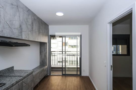Cozinha de kitnet/studio para alugar com 1 quarto, 28m² em Liberdade, São Paulo