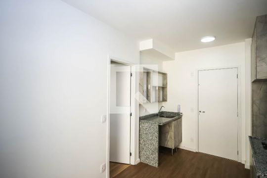 Cozinha de kitnet/studio para alugar com 1 quarto, 28m² em Liberdade, São Paulo