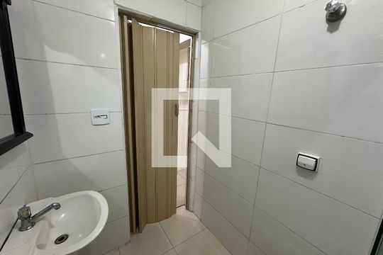 Banheiro de apartamento para alugar com 1 quarto, 40m² em Parque Prainha, São Vicente