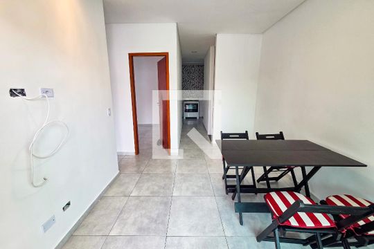 Sala de casa de condomínio para alugar com 2 quartos, 74m² em Nova Mirim, Praia Grande