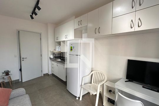 Sala/cozinha de kitnet/studio para alugar com 1 quarto, 30m² em Campo Belo, São Paulo