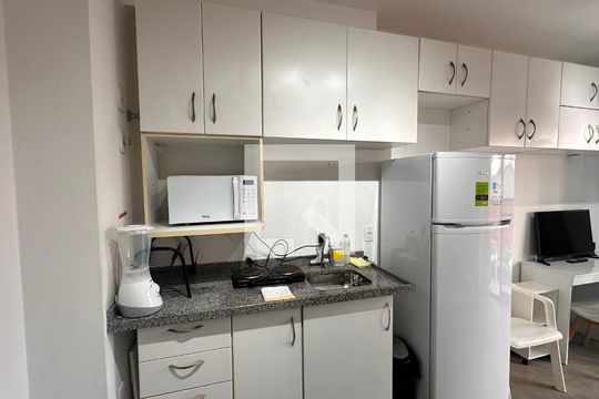 Sala/cozinha de kitnet/studio para alugar com 1 quarto, 30m² em Campo Belo, São Paulo